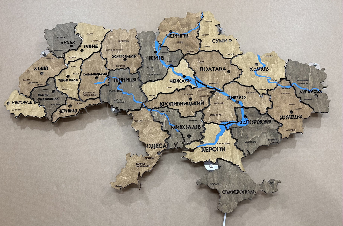 Карта України на акрилі з фарбованими річками та підсвіткою між областями, колір Helsinki