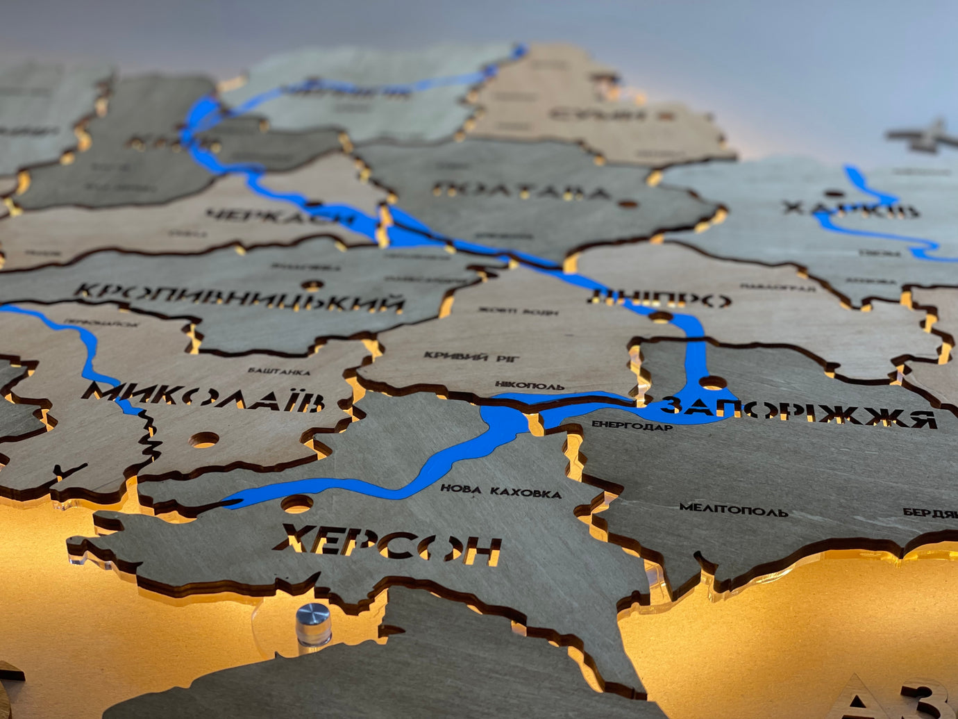 Карта України на акрилі з фарбованими річками та підсвіткою між областями, колір Light Tree