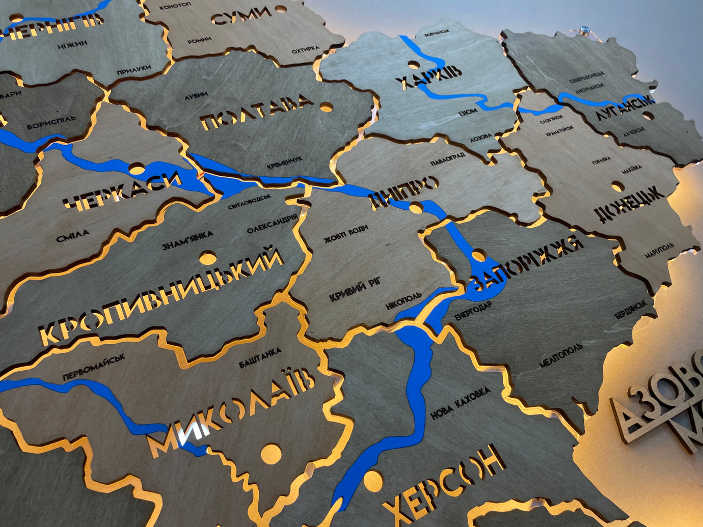 Карта України на акрилі з фарбованими річками та підсвіткою між областями, колір Light Tree