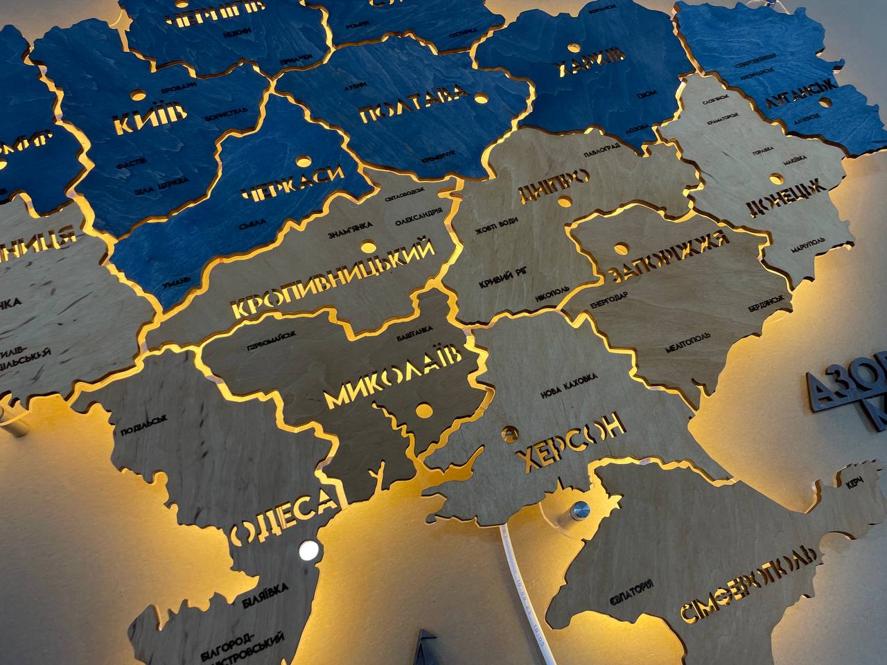 Карта України на акрилі з підсвіткою між областями колір Flag 2