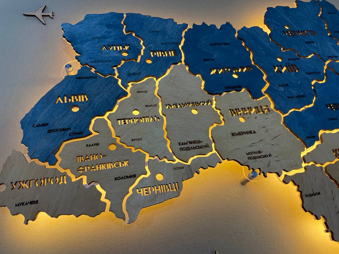 Карта України на акрилі з підсвіткою між областями колір Flag 2