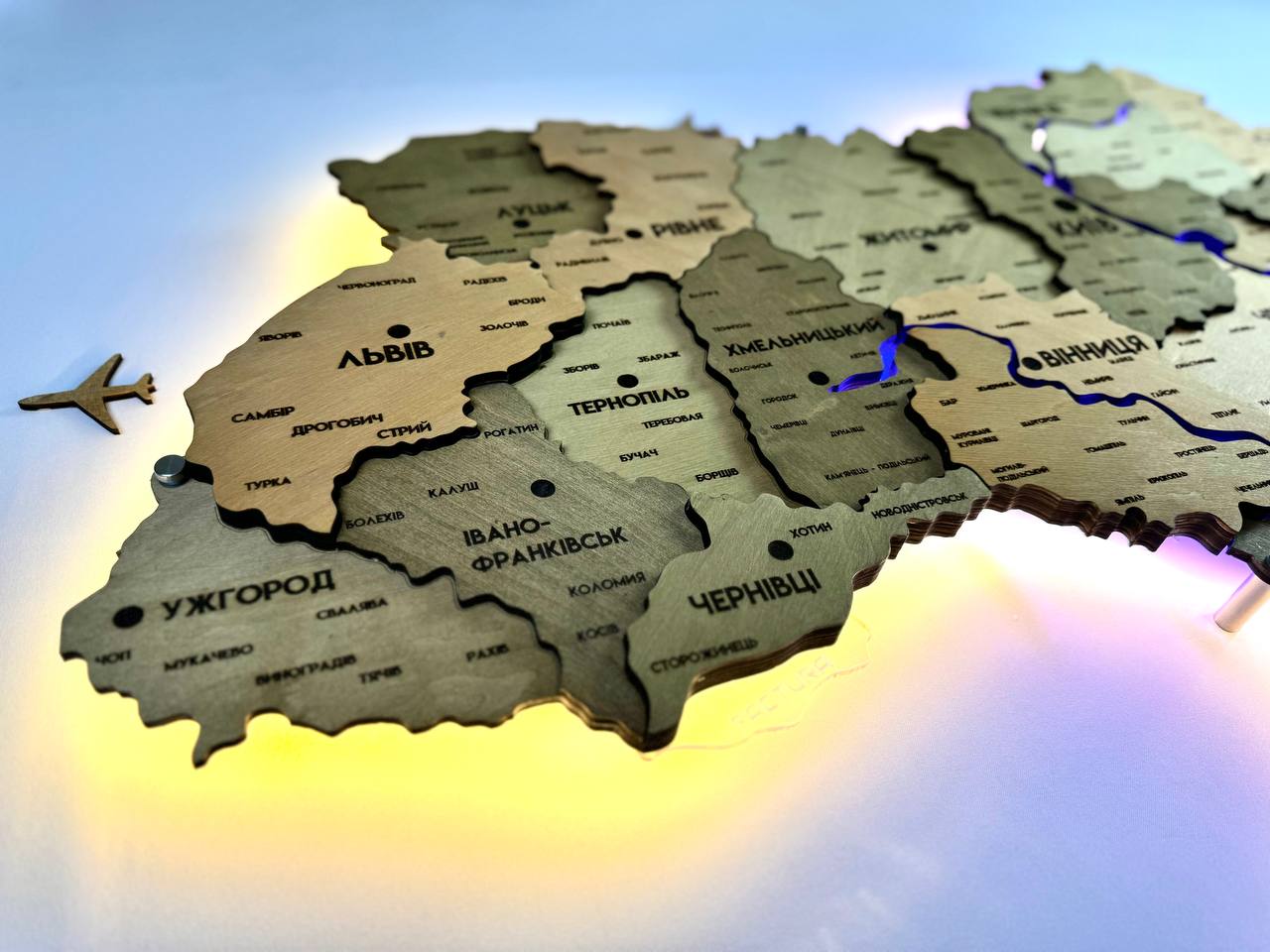 Деталізована карта України з підсвіткою річок та по контуру колір Light tree