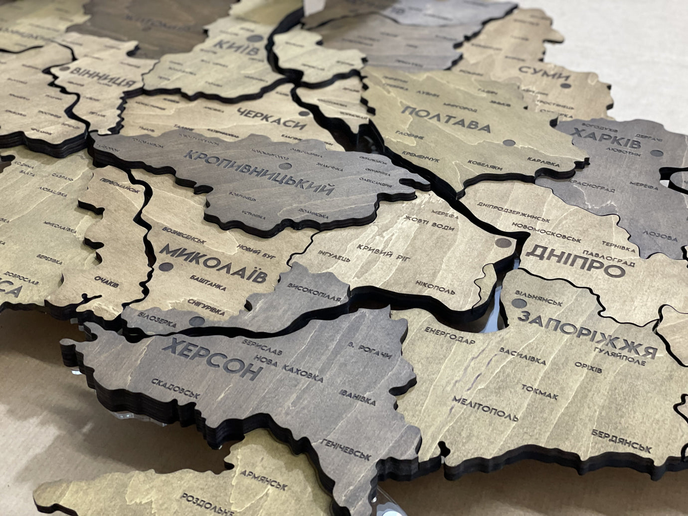 Деталізована карта України з підсвіткою річок та по контуру колір Dark Nut