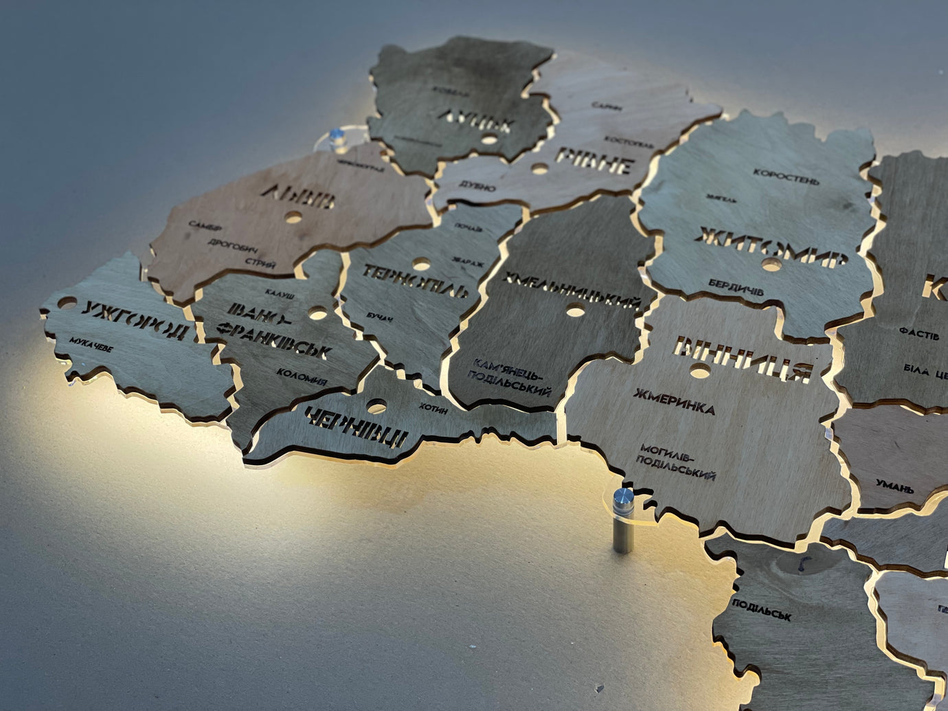 Карта України на акрилі з підсвіткою між областями колір Light Tree
