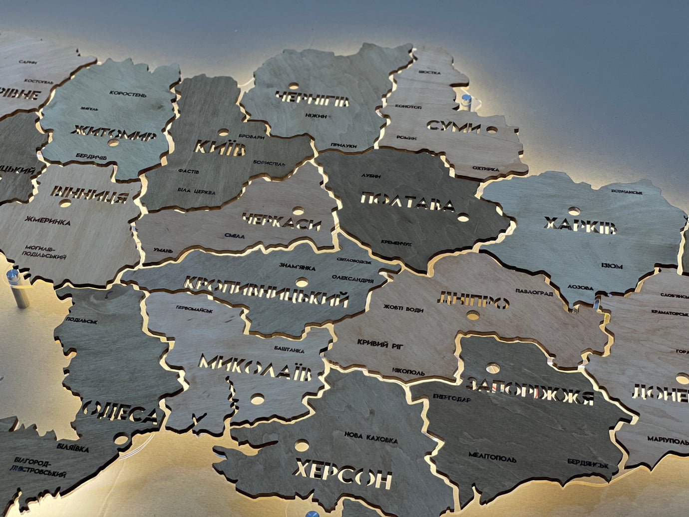 Карта України на акрилі з підсвіткою між областями колір Light Tree