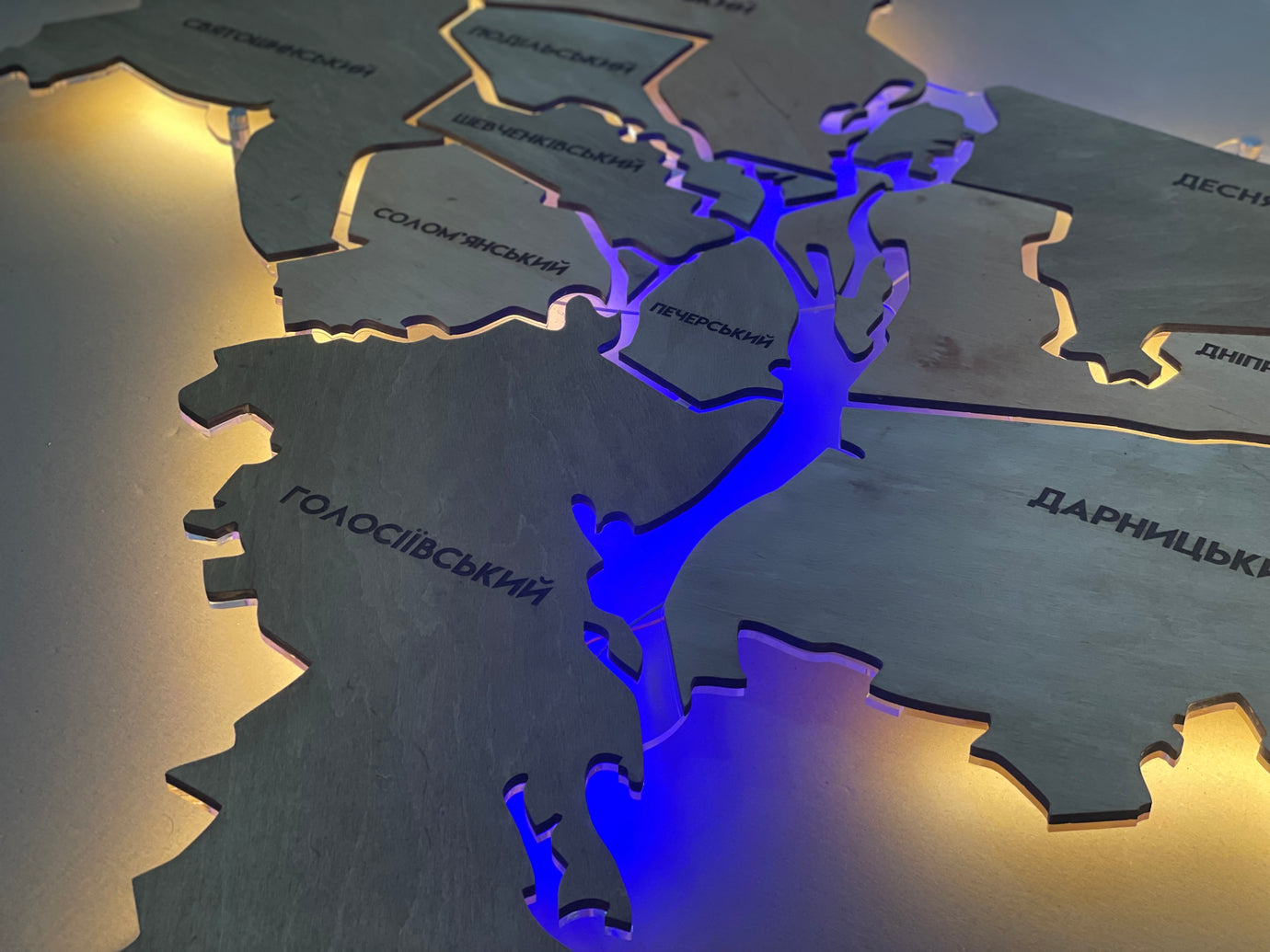 Карта міста Київ на акрилі, з підсвіткою між районами, колір Light Tree
