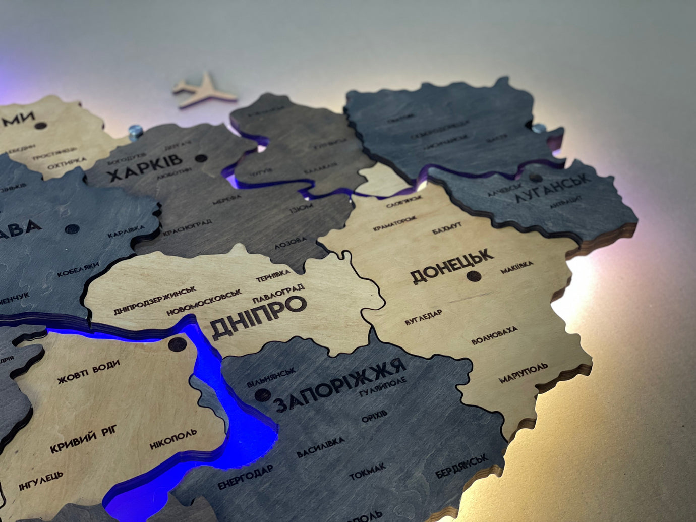 Деталізована карта України з підсвіткою річок та по контуру колір Brute