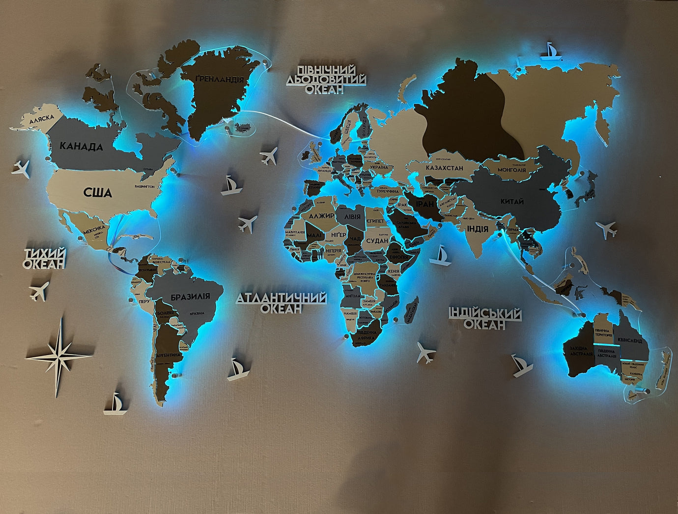 Одношарова карта світу з прозорою основою та підсвіткою між країнами колір Indi