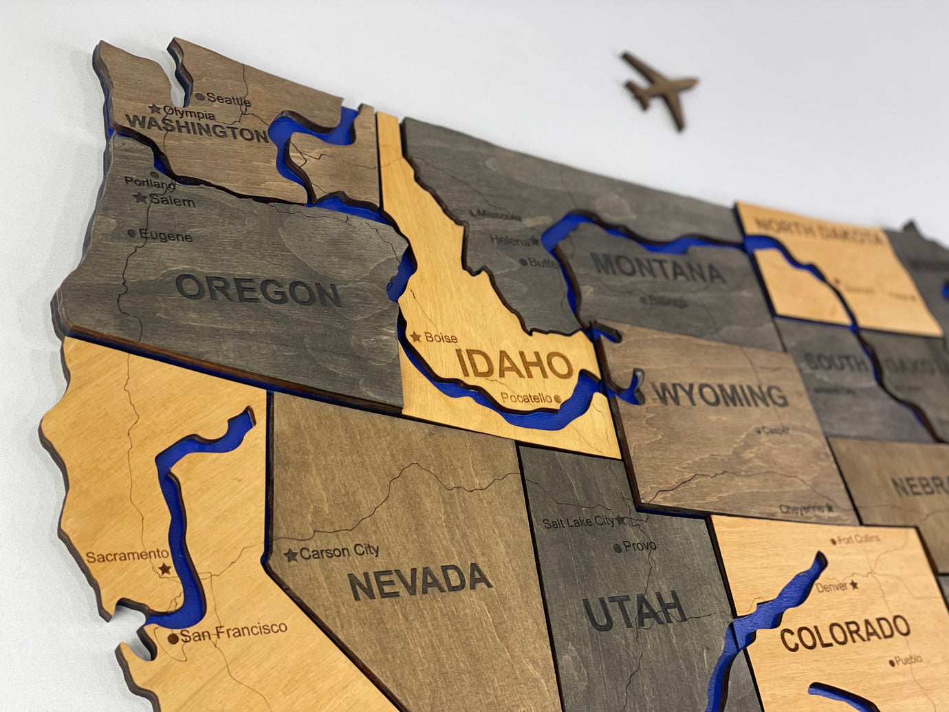 Багатошарова карта США з фарбованими річками та дорогами, колір Brut
