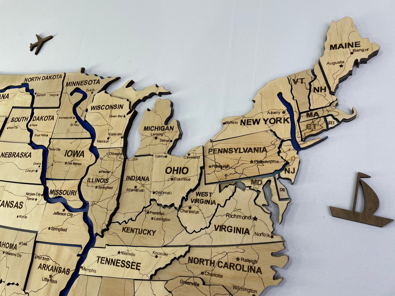 Багатошарова карта США з фарбованими річками та дорогами, колір Natural
