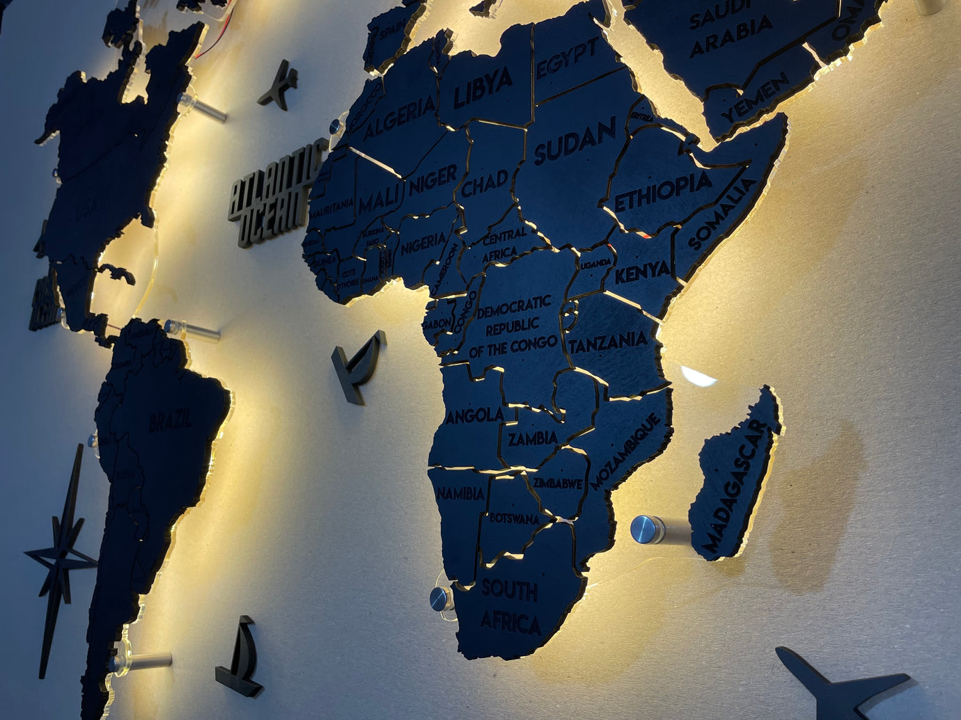 Одношарова карта світу з прозорою основою та підсвіткою між країнами колір Black