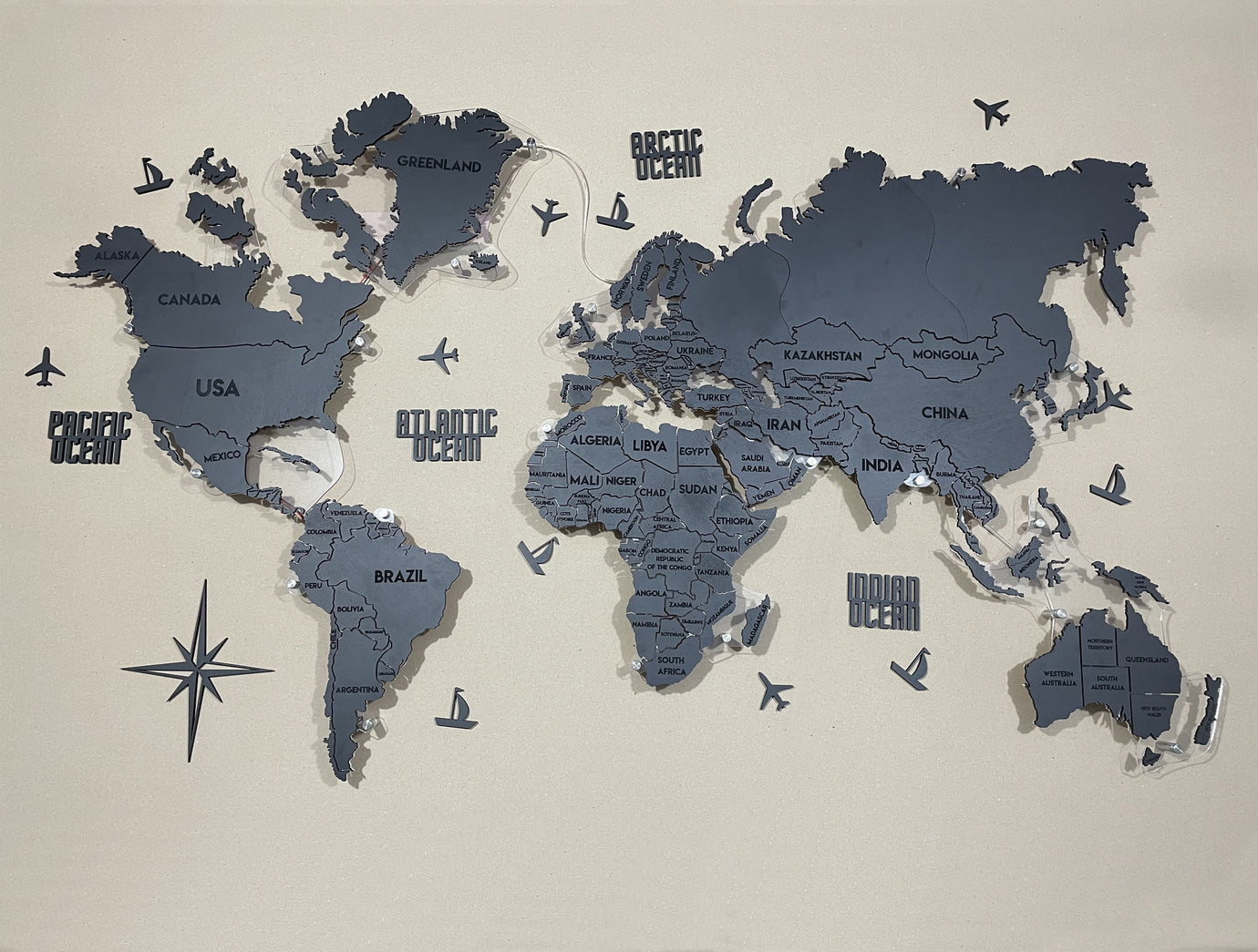 Одношарова карта світу з прозорою основою та підсвіткою між країнами колір Black