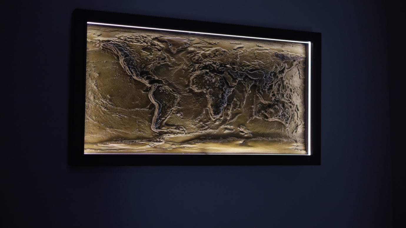 Топографічна карта світу 3D з ясеня 109х59х8 см з підсвіткою
