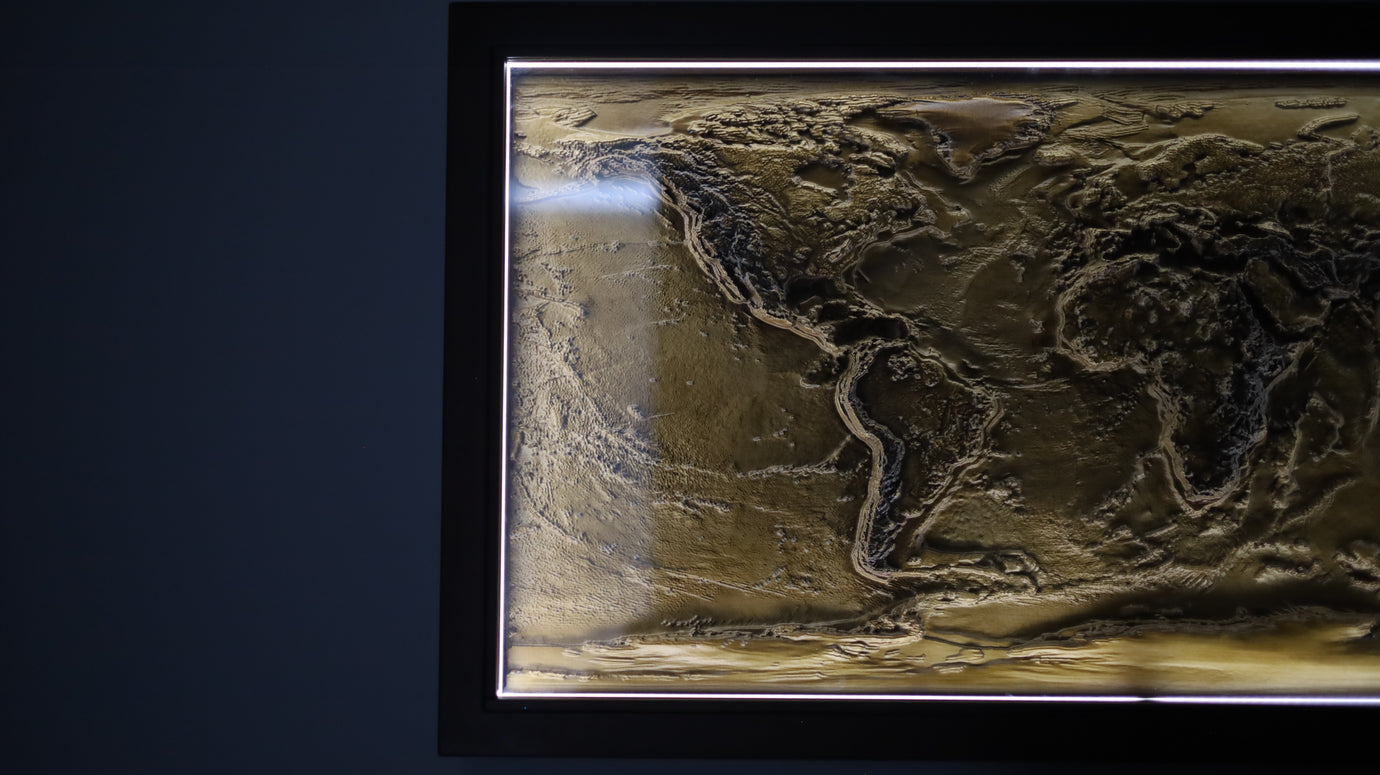 Топографічна карта світу 3D з ясеня 109х59х8 см з підсвіткою