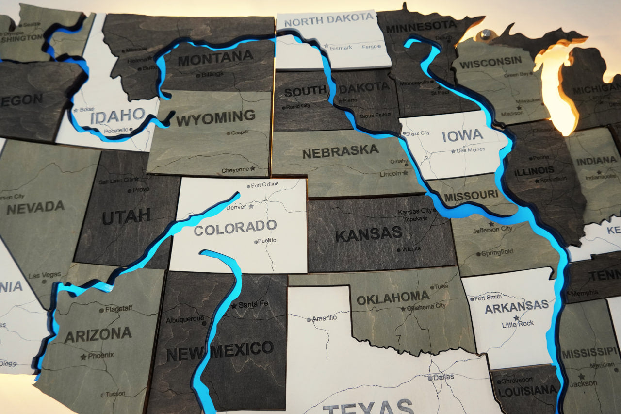 Карта США на акрилі, з дорогами та підсвіткою річок та по контуру, колір Black&White