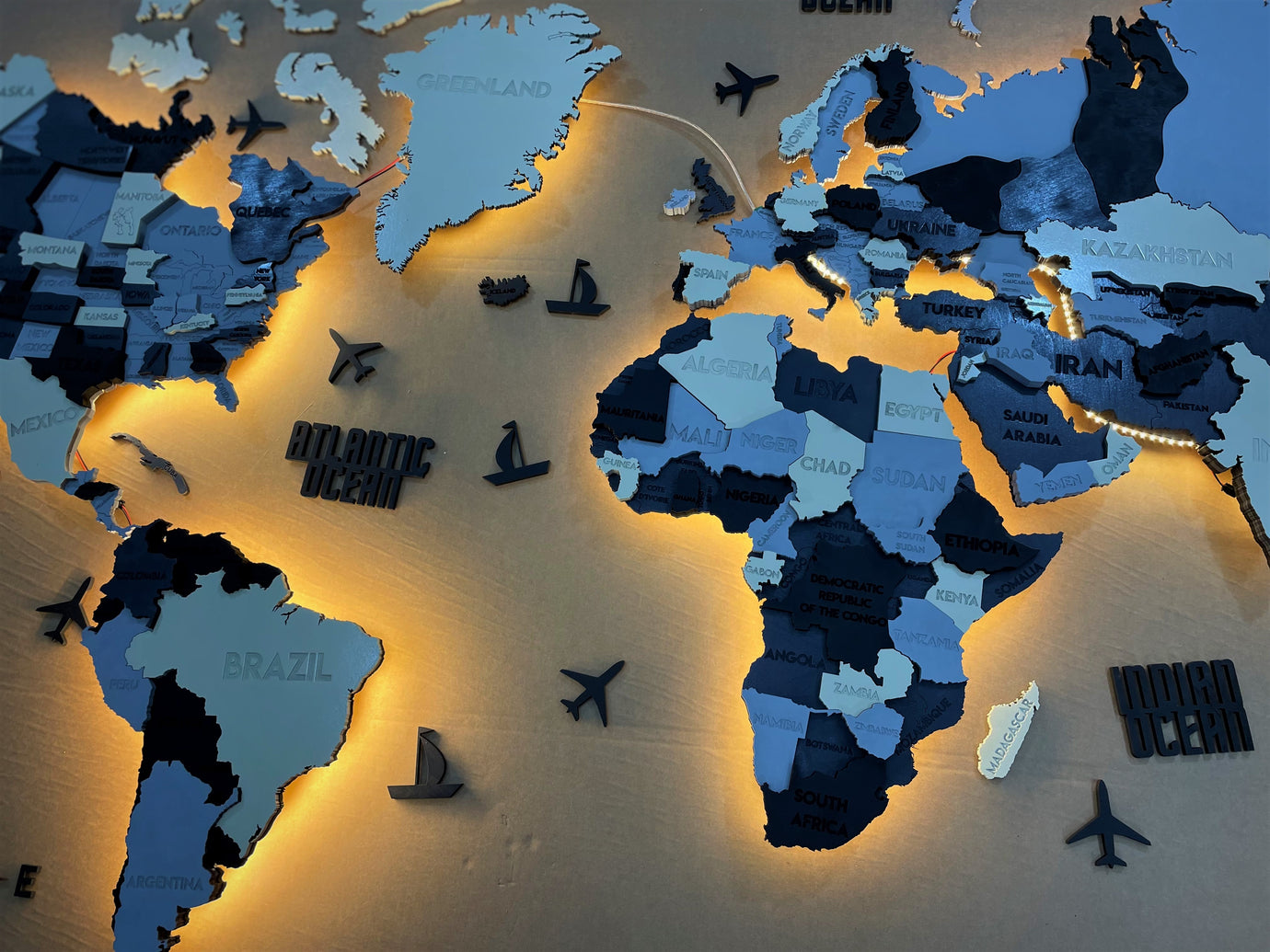 Багатошарова карта світу з підсвіткою колір Blueberry