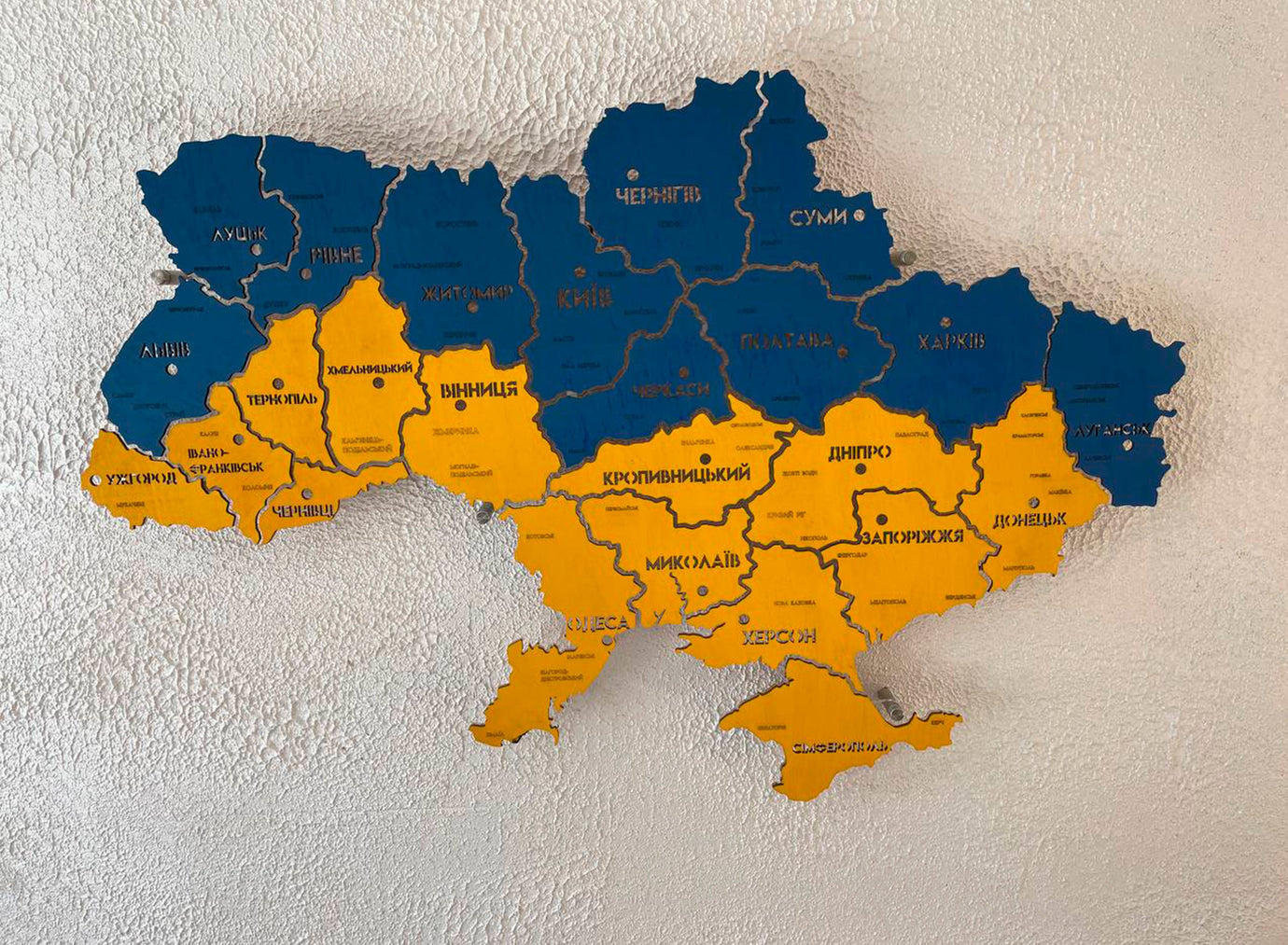 Карта України на акрилі з підсвіткою між областями колір Flag