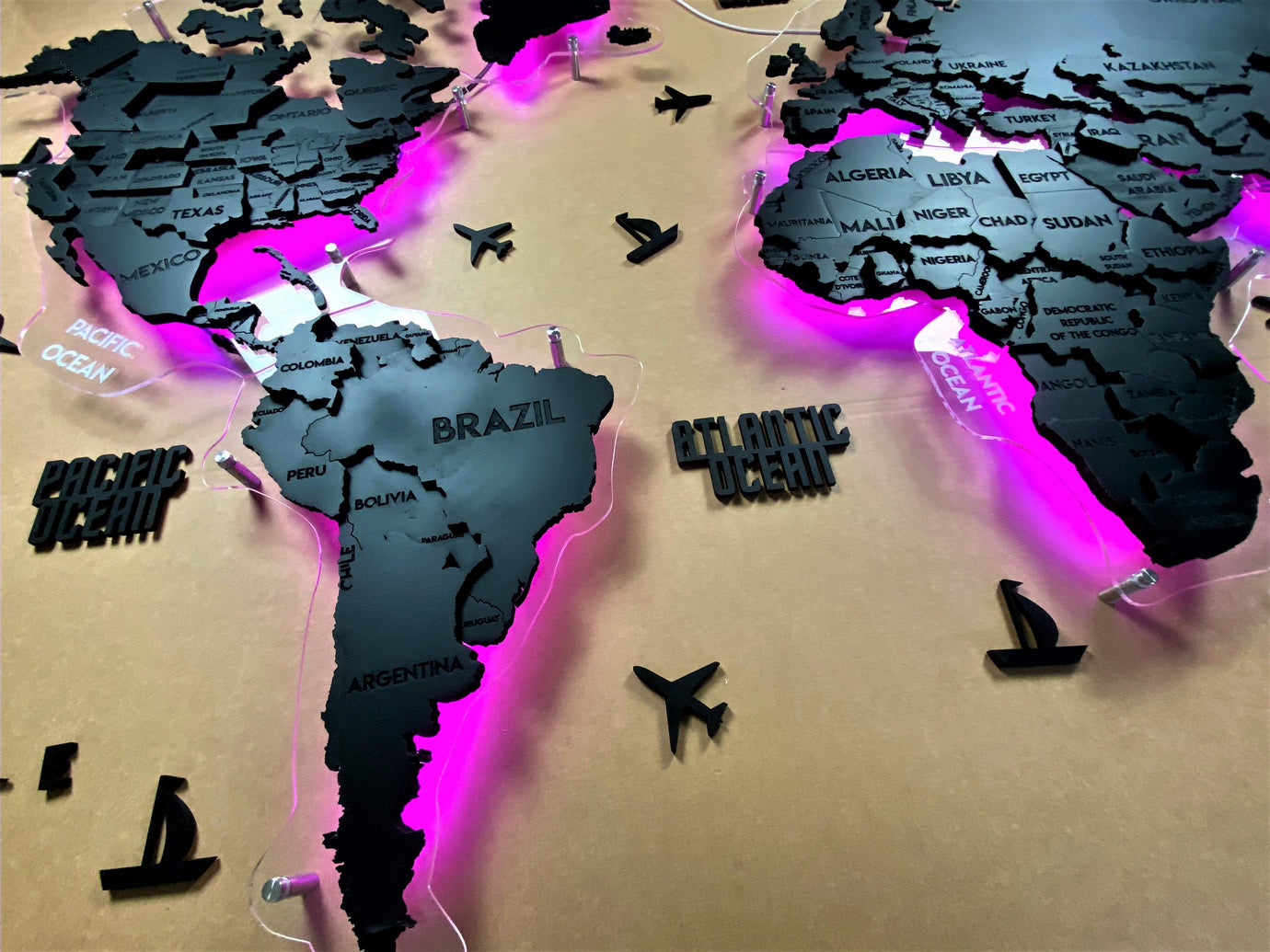 Багатошарова карта світу з прозорою основою та підсвіткою RGB колір Nero
