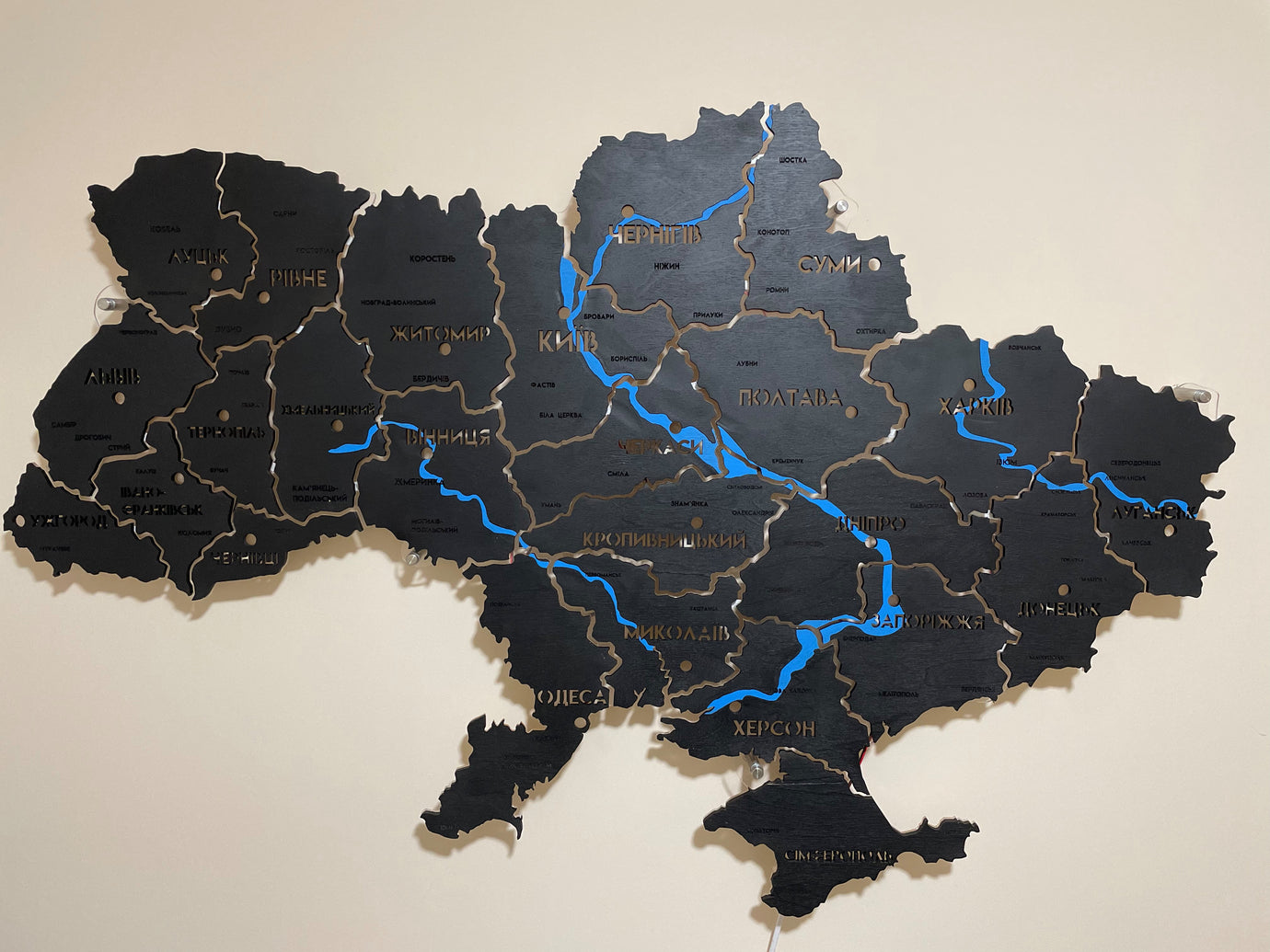 Карта України на акрилі з фарбованими річками та підсвіткою між областями колір Black