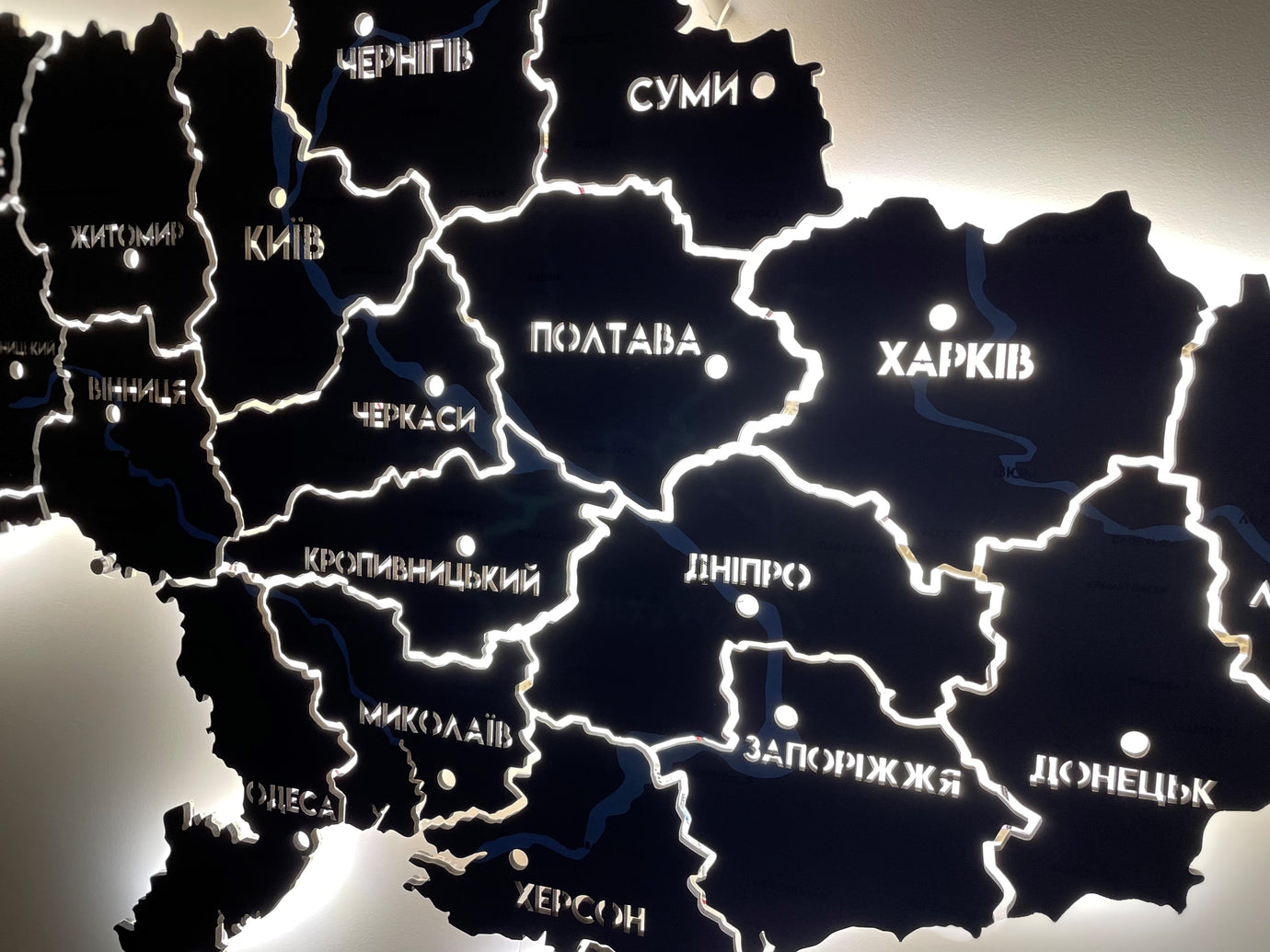 Карта України на акрилі з фарбованими річками та підсвіткою між областями колір Black