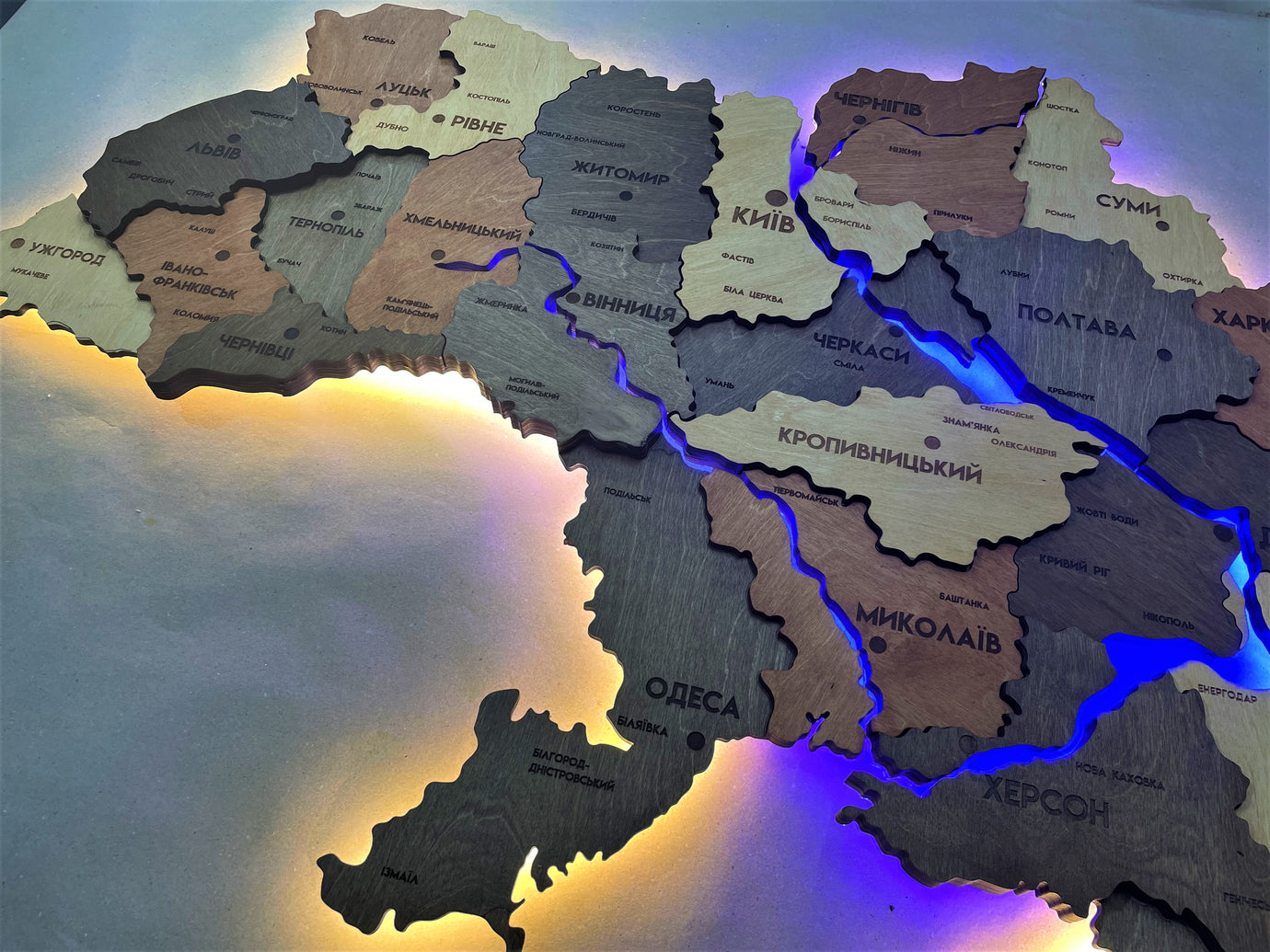 Карта України з підсвіткою річок та по контуру колір Warm river