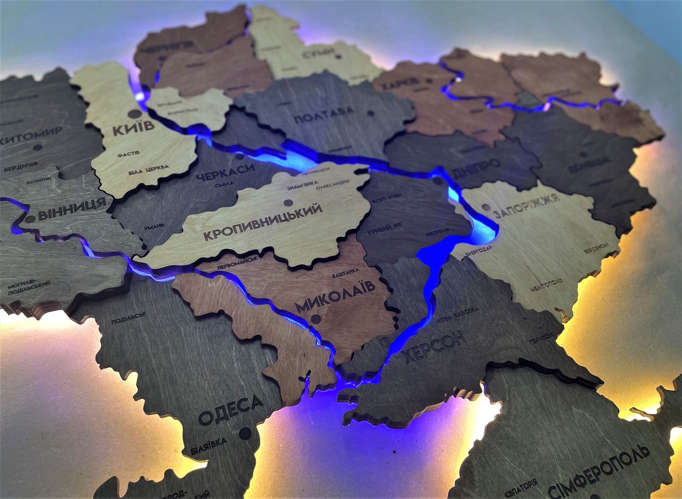 Карта України з підсвіткою річок та по контуру колір Warm river