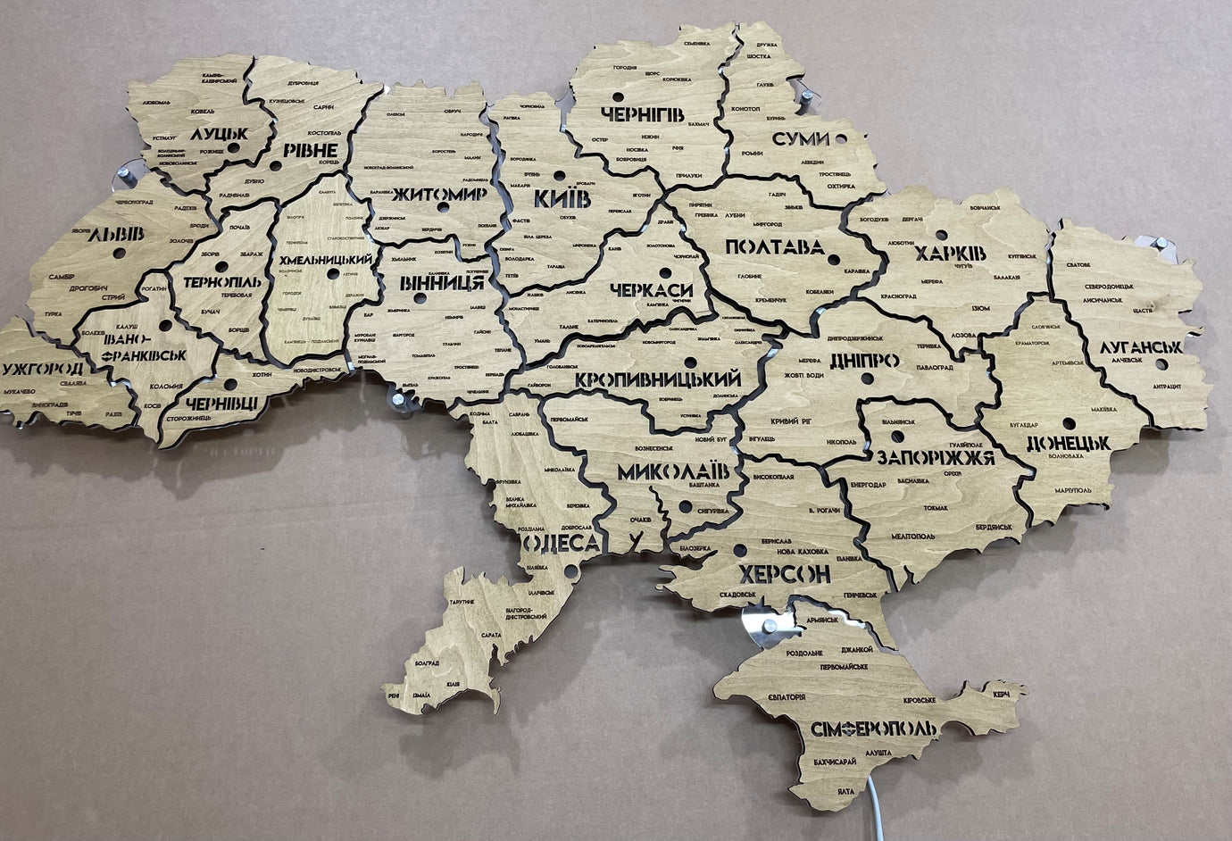 Деталізована карта України на акрилі з підсвіткою між областями колір Oak