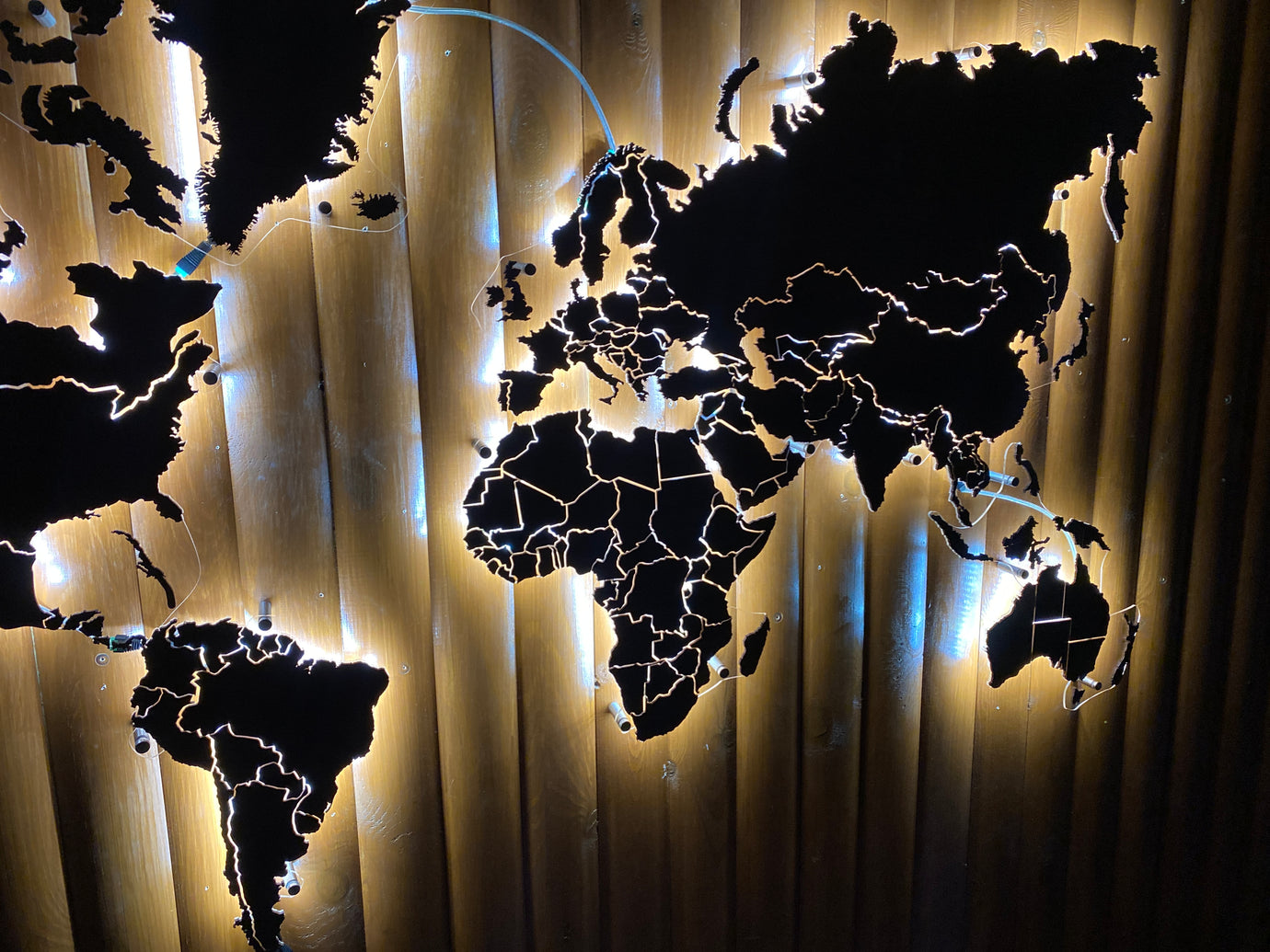 Одношарова карта світу з прозорою основою та підсвіткою між країнами колір Walnut
