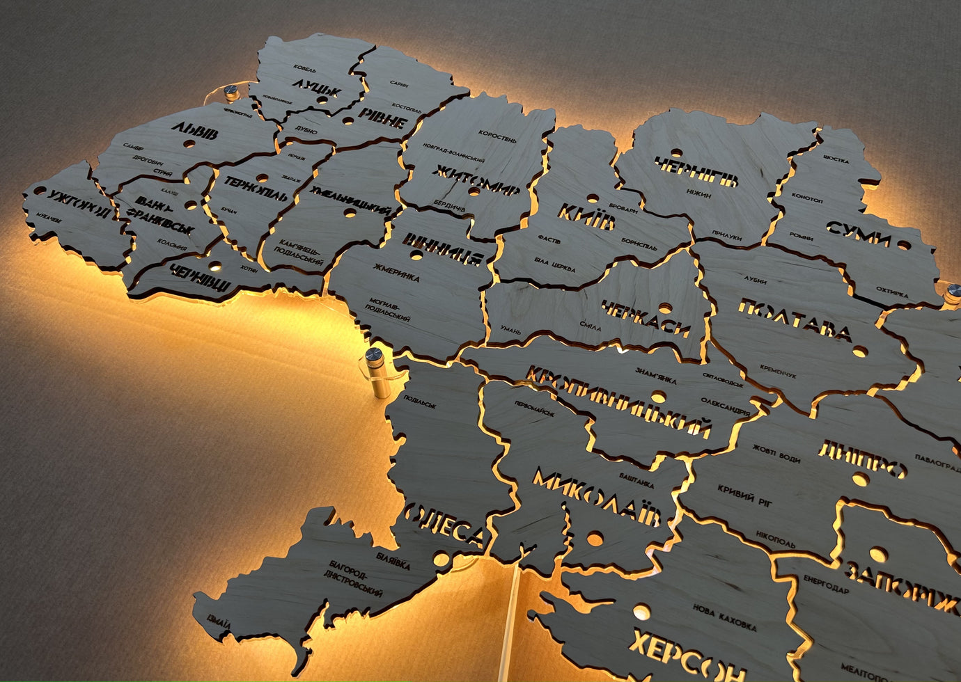 Карта України на акрилі з підсвіткою між областями колір Natural
