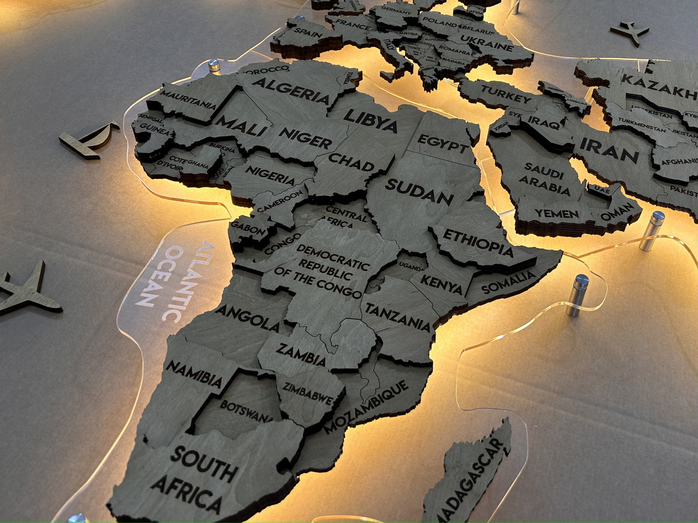 Багатошарова карта світу з прозорою основою та підсвіткою колір Oak (без росії)