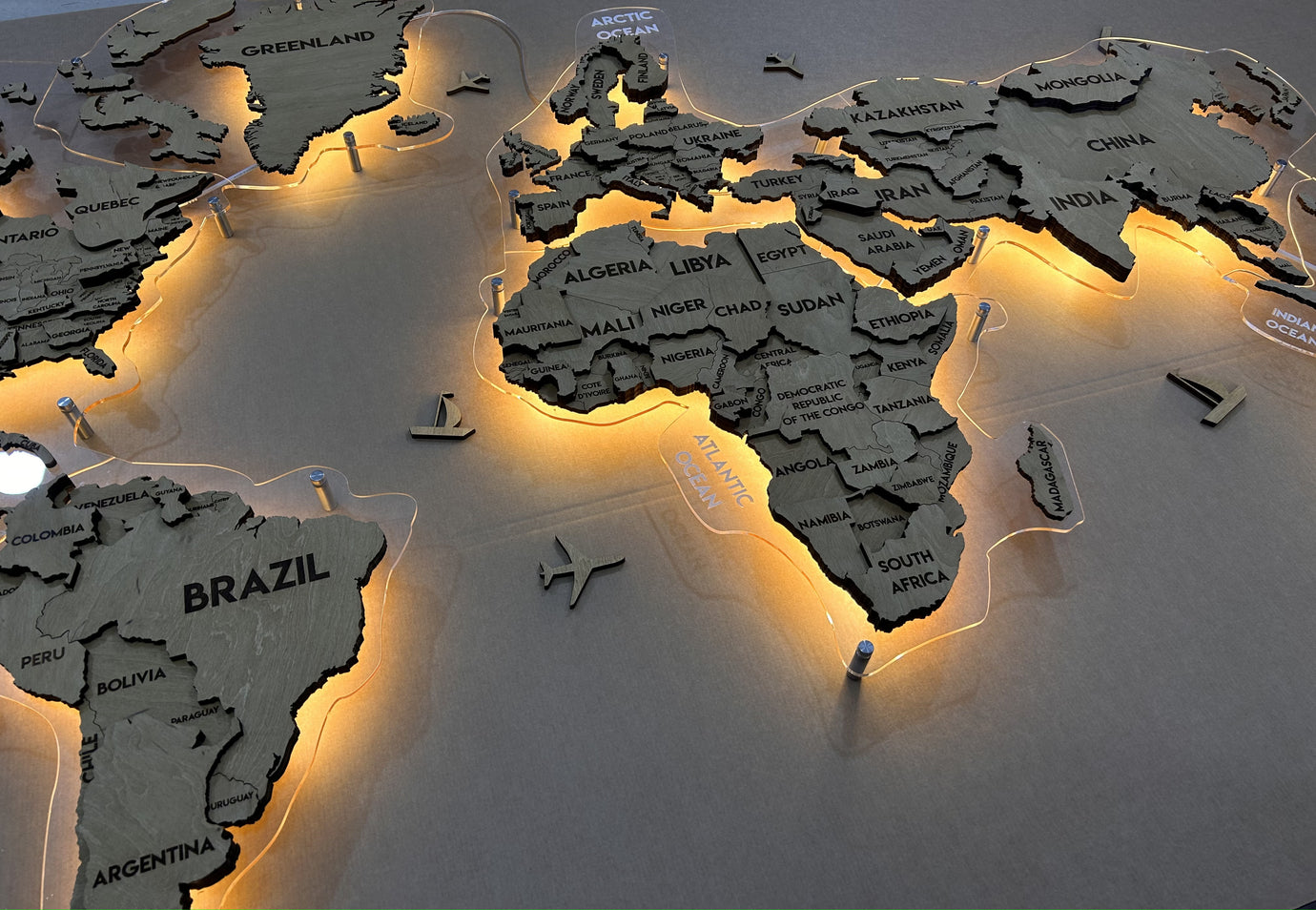 Багатошарова карта світу з прозорою основою та підсвіткою колір Oak (без росії)