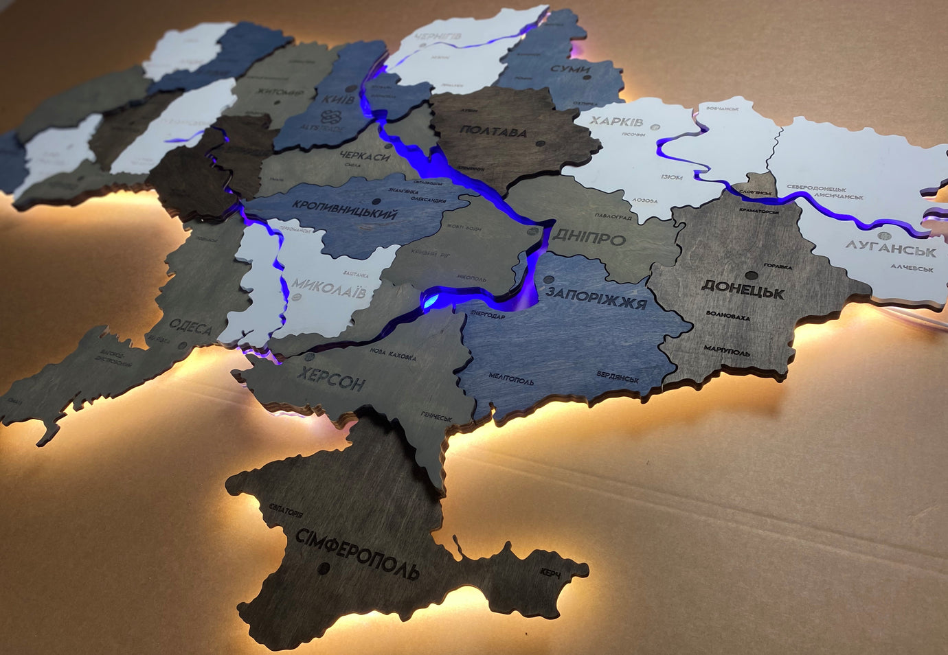 Карта України з підсвіткою річок та по контуру колір Loft river