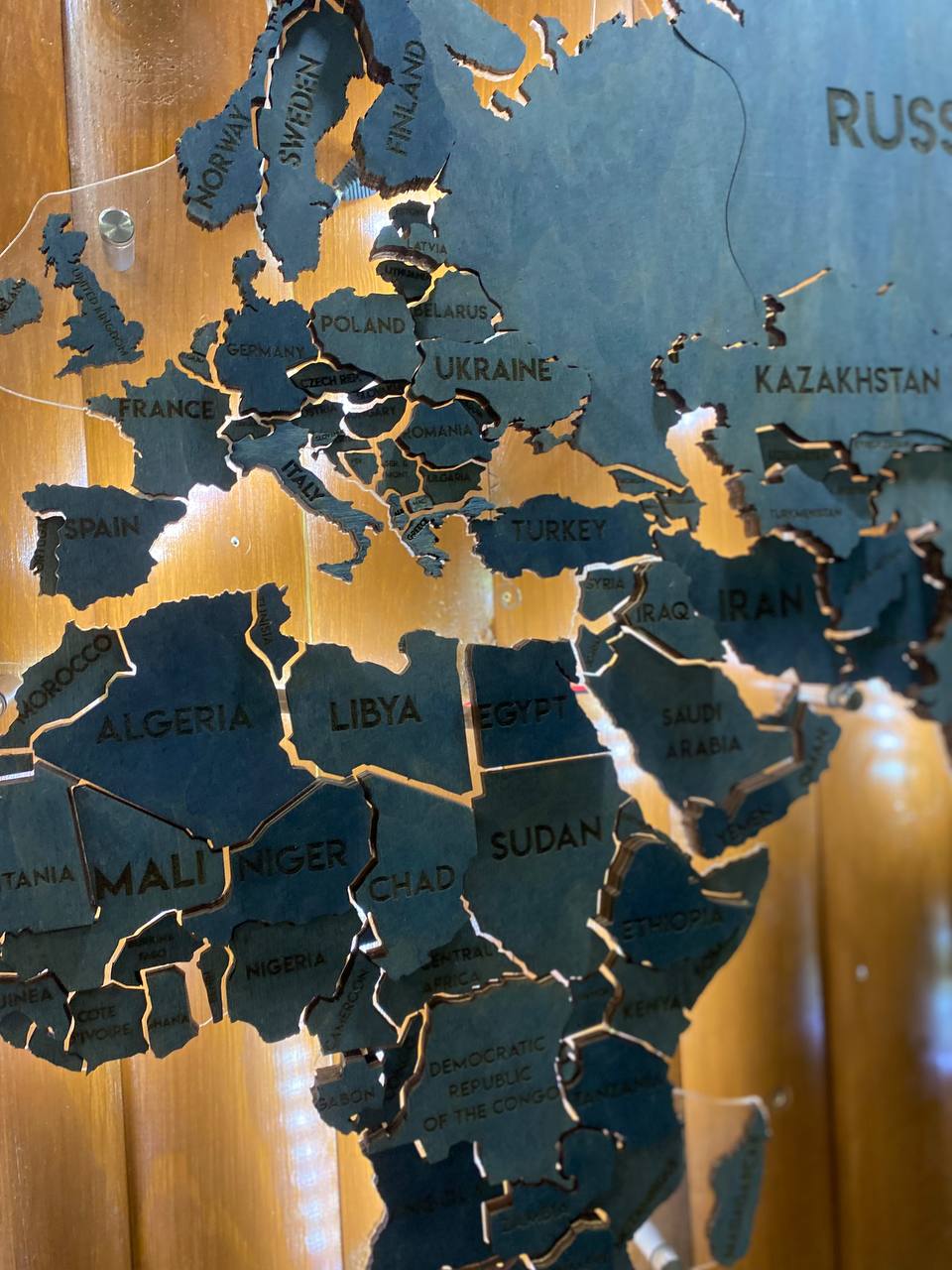 Багатошарова карта світу з прозорою основою та підсвіткою між країнами колір Blue
