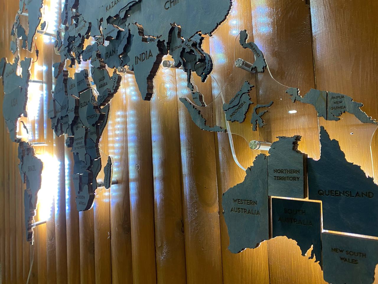 Багатошарова карта світу з прозорою основою та підсвіткою між країнами колір Blue