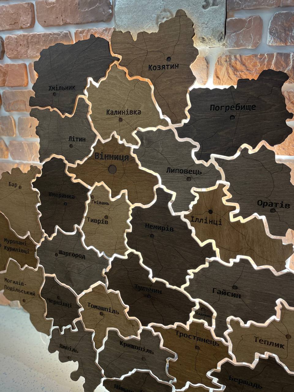 Карта Вінницької області на акрилі, з підсвіткою між районами, колір Rosewood