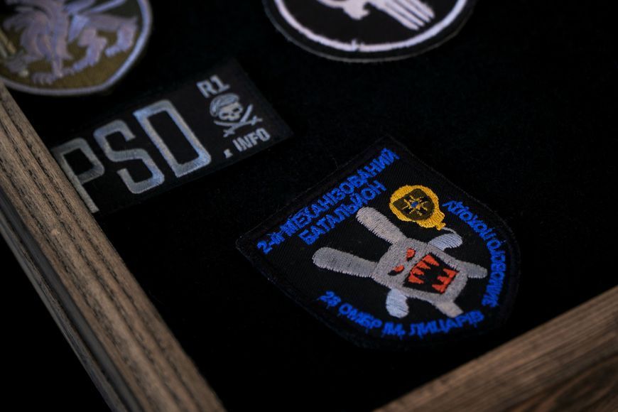 Дерев&rsquo;яна рамка-вітрина для зберігання нашивок, шевронів. Колір Венге 821240 фото