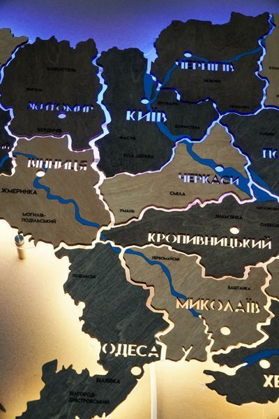 Карта України на акрилі з фарбованими річками та підсвіткою між областями, колір Brut 2143015 фото