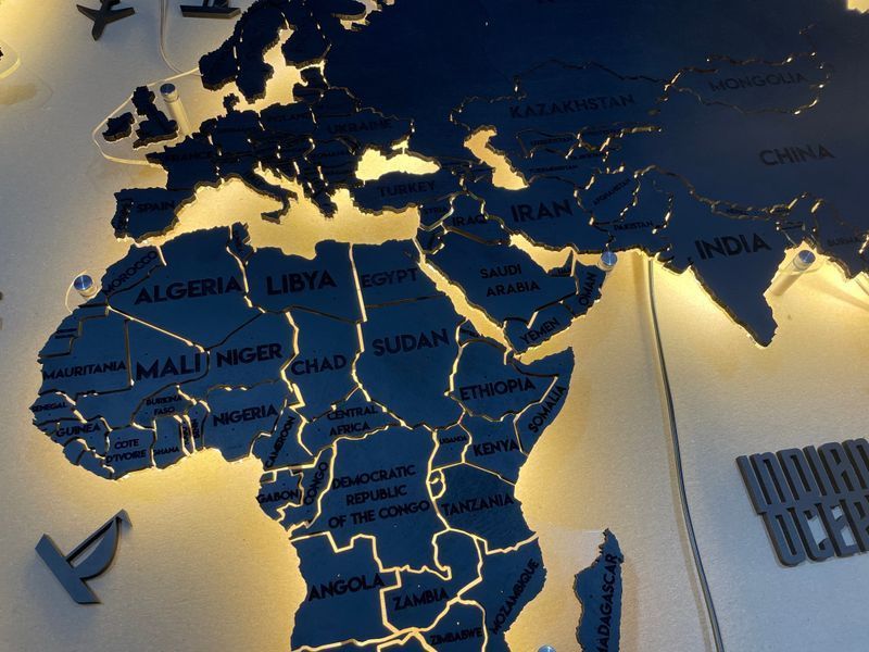 Однослойная карта мира с прозрачным основанием и подсветкой между странами цвет Black 7678806 фото