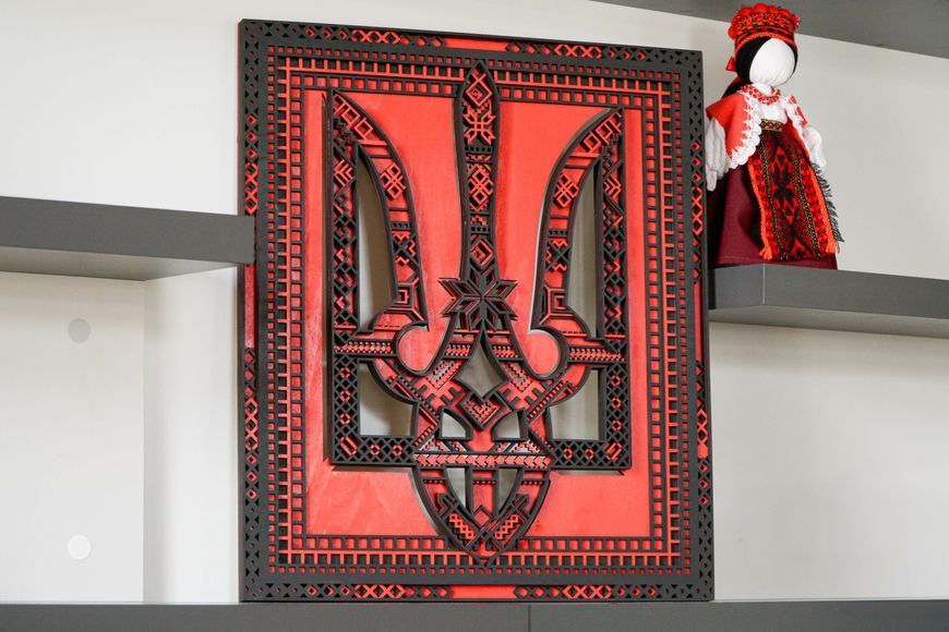 Багатошаровий герб України з орнаментом 50х43х3 см колір Калина 7121 фото