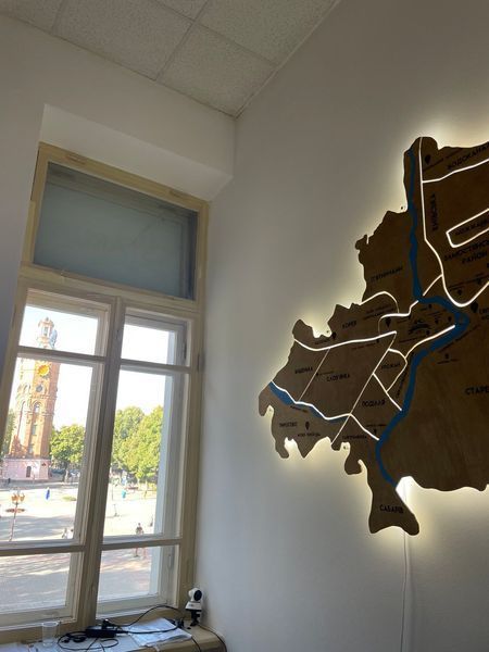 Карта м.Вінниці на акрилі, з фарбованими річками та підсвіткою між районами 7676887 фото