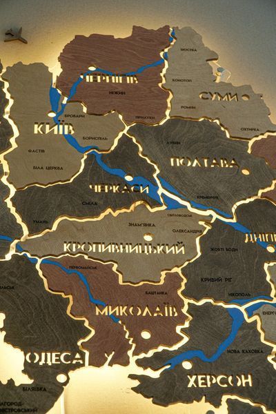 Карта України на акрилі з фарбованими річками та підсвіткою між областями, колір Warm 2141715 фото