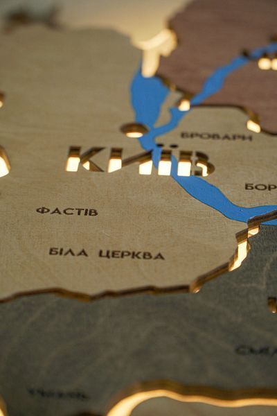 Карта України на акрилі з фарбованими річками та підсвіткою між областями, колір Warm 2141715 фото